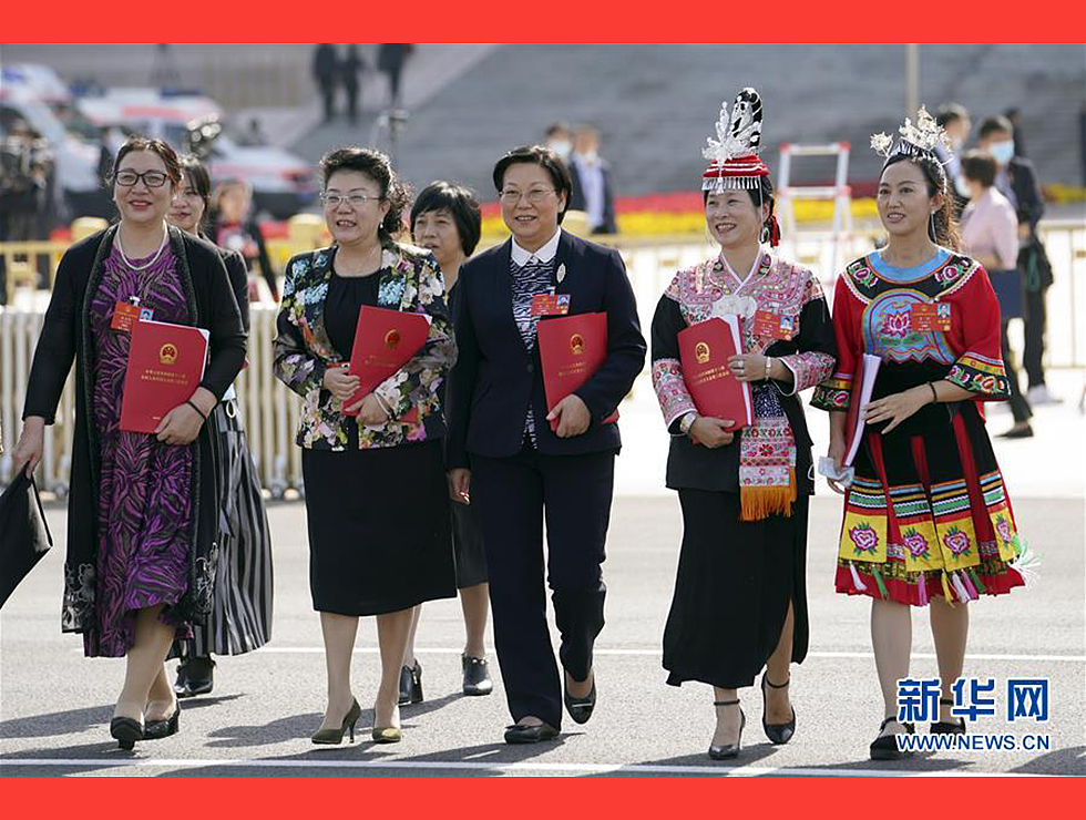 5月28日，十三屆全國(guó)人大三次會(huì)議在北京人民大會(huì)堂舉行閉幕會(huì)。閉幕會(huì)后，代表走出人民大會(huì)堂。
