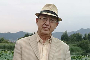 翻譯獎(jiǎng)：維吾爾文譯漢文作者：鐵來(lái)克·依布拉音（維吾爾族）         獲獎(jiǎng)感言　　文學(xué)創(chuàng)作繁榮的時(shí)代，也是文學(xué)翻譯繁榮的時(shí)代。我堅(jiān)信文學(xué)的力量，它不僅能在人們當(dāng)中產(chǎn)生深入的了解，還能潛在地改善各民族之間的相互了解，促進(jìn)各民族之間的共同進(jìn)步和發(fā)展。一部?jī)?yōu)秀的文學(xué)作品的翻譯，如同一只蜜蜂要釀造一公斤蜂蜜須采集一百萬(wàn)朵花蕊那樣，需要我們持之以恒地積累知識(shí)……