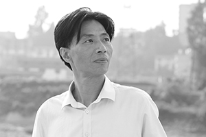 散文獎(jiǎng)：《那條叫清江的河》作者：徐曉華(土家族)         獲獎(jiǎng)感言　　這份殊榮不是我一個(gè)人的，而是我們警隊(duì)的榮光。這絕不是一句套話。我是一名有36年警齡的基層警察，在打擊違法犯罪、維護(hù)社會(huì)治安、服務(wù)人民群眾的過(guò)程中，與市民、村民們建立了深厚的情誼，也得到了他們的理解、支持和信任。這充分地體現(xiàn)于我的創(chuàng)作過(guò)程和作品中……