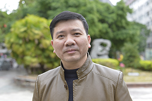 散文獎(jiǎng)：《被風(fēng)吹過(guò)的村莊》作者：莫景春(毛南族)         獲獎(jiǎng)感言　　我們毛南族人口不過(guò)10來(lái)萬(wàn)，文化非常脆弱，有些隨著時(shí)間的流逝將慢慢消失，如果不及時(shí)好好整理記錄，隨著時(shí)代的發(fā)展，社會(huì)變遷，這些可貴的民族精神記憶或者消磨，或者隱藏，那在不久的將來(lái)，真的難以找到了。作為一個(gè)作家，我有責(zé)任去挖掘，用文字把它們記錄下來(lái)……