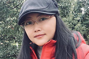 散文獎(jiǎng)：《檐上的月亮》作者：阿微木依蘿(彝族)         獲獎(jiǎng)感言　　“不知道為何寫(xiě)作”才是寫(xiě)作的理由。一切仿佛命定，仿佛在人生的岔道上無(wú)意中走上寫(xiě)作這條路。這才符合我的狀態(tài)。人總歸是盲目的，睜著一雙眼睛也是盲目的，因此需要捫心思索，需要開(kāi)眼，需要明智。寫(xiě)作就是重新將自己從嬰兒期長(zhǎng)大……
