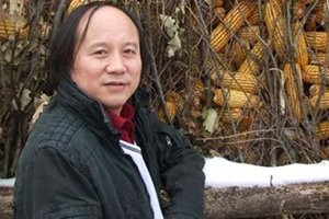 報(bào)告文學(xué)獎(jiǎng)：《羅布泊新歌》作者：劉國(guó)強(qiáng)（滿族）         獲獎(jiǎng)感言　　我對(duì)“下沉”這個(gè)詞匯充滿感情。下沉的力度和深度，決定回彈的高度。下沉進(jìn)生活里，總會(huì)找到一眼旺泉。有人說(shuō)，只要生活著，隨處都是生活。我不敢茍同，因?yàn)榇恕吧睢焙捅恕吧睢笔遣灰粯拥?。我們生活的時(shí)代，趕上百年未有之大變局，原態(tài)生活往往比我們想象的還要刺激、精彩……