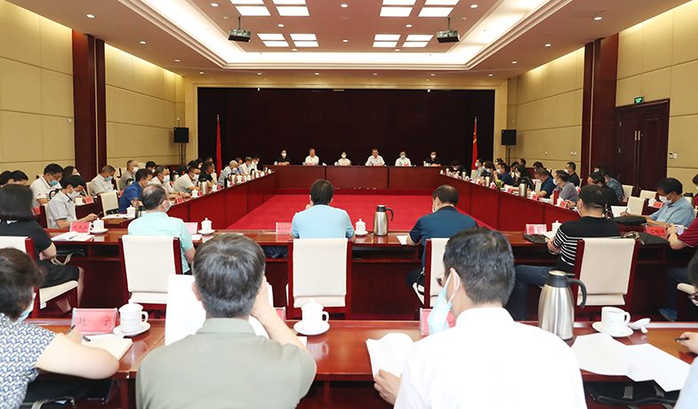 8月12日，第十二屆全國(guó)少數(shù)民族文學(xué)創(chuàng)作駿馬獎(jiǎng)評(píng)獎(jiǎng)委員會(huì)第一次全體會(huì)議在京舉行