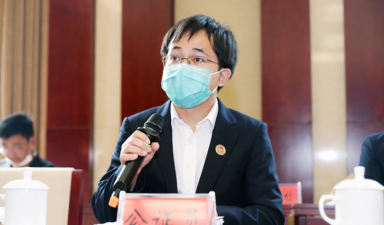 公證員宣讀公證書(shū)