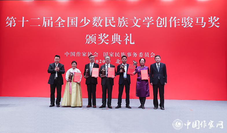 中宣部文藝局局長(zhǎng)諸迪、中國(guó)作協(xié)書(shū)記處書(shū)記邱華棟為翻譯獎(jiǎng)獲獎(jiǎng)?wù)哳C獎(jiǎng)
