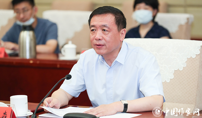 中國作協(xié)黨組書記、副主席張宏森出席會議并講話