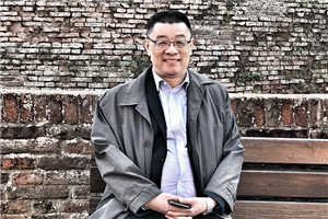 小說：獲獎作品《有鴿子的夏天》作者：劉海棲          獲獎感言　　我見證和經(jīng)歷了整個新時(shí)期中國童書和兒童文學(xué)的發(fā)展，經(jīng)過幾代人不懈的努力，一步步走到今天，我由衷地為兒童文學(xué)的繁榮而振奮，為親身參與其中而自豪。這是一個美妙的行程，前輩和同輩作家的光芒在前面引導(dǎo)著我，年輕作家像風(fēng)一樣在后面驅(qū)動著我，編輯的目光又溫暖和呵護(hù)著我。