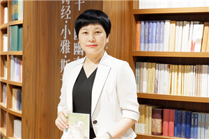 童話：獲獎作品《南村傳奇》作者：湯素蘭         獲獎感言　　這部作品由四個看似獨(dú)立，實(shí)則緊密相聯(lián)的故事組成。這四個故事分別是“舍身石”“少年與蟒蛇”“狐貍女婿”“丁婆婆”。這些故事是逐漸來到我的腦子里的。一些微小的種子，在多年前無意之間種下，多年以后，變成了靈感的火花。我想這就是寫作的迷人之處，也是寫作的神奇之處。