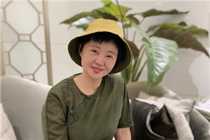 童話：獲獎作品《小翅膀》作者：周曉楓         獲獎感言　　此前我只寫散文，直到創(chuàng)作自己的第一個童話《小翅膀》——我偶然而意外地，從散文寫作者瞬間變成了兒童文學(xué)作家。這個過程，迅速得連我自己都覺得陌生和詫異。更讓我驚喜的是《小翅膀》受到的鼓勵，謝謝那些支持我的讀者們。
