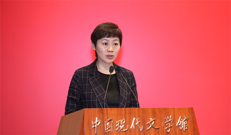 評委崔昕平宣讀獲獎詩歌、幼兒文學(xué)作品授獎辭