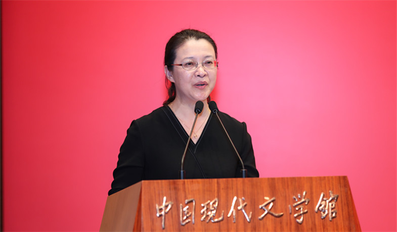 評委李利芳宣讀獲獎散文、科幻文學(xué)、青年作者短篇佳作獎作品授獎辭