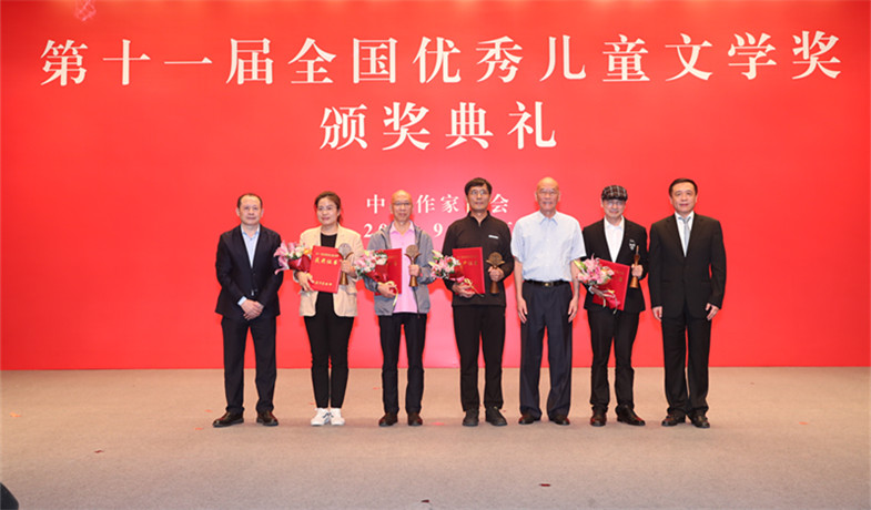 張宏森、海飛、朱自強(qiáng)為小說獲獎作家頒獎