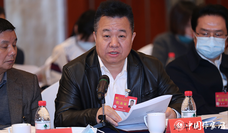 12月12日，中國(guó)作家協(xié)會(huì)第九屆主席團(tuán)第九次會(huì)議在北京舉行。中國(guó)作協(xié)書(shū)記處書(shū)記邱華棟在會(huì)議上宣讀文件