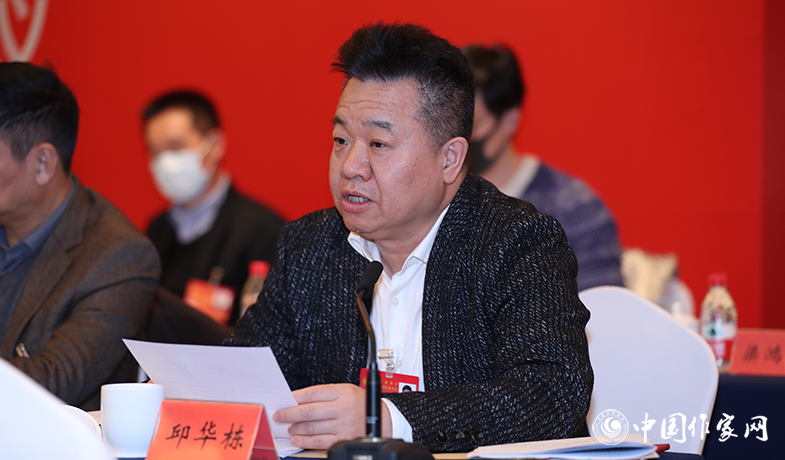 12月12日，中國(guó)作家協(xié)會(huì)第九屆全國(guó)委員會(huì)第六次全體會(huì)議在京舉行，中國(guó)作協(xié)書(shū)記處書(shū)記邱華棟宣讀會(huì)議文件