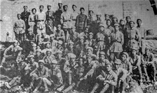 1942年，戰(zhàn)斗劇社全體在延安文化溝合影