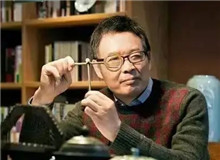 【麥　家】	季　進(jìn)丨《麥家：“講故事的人”》；	陳培浩丨《孤獨(dú)的辯證法和麥家的意義》。