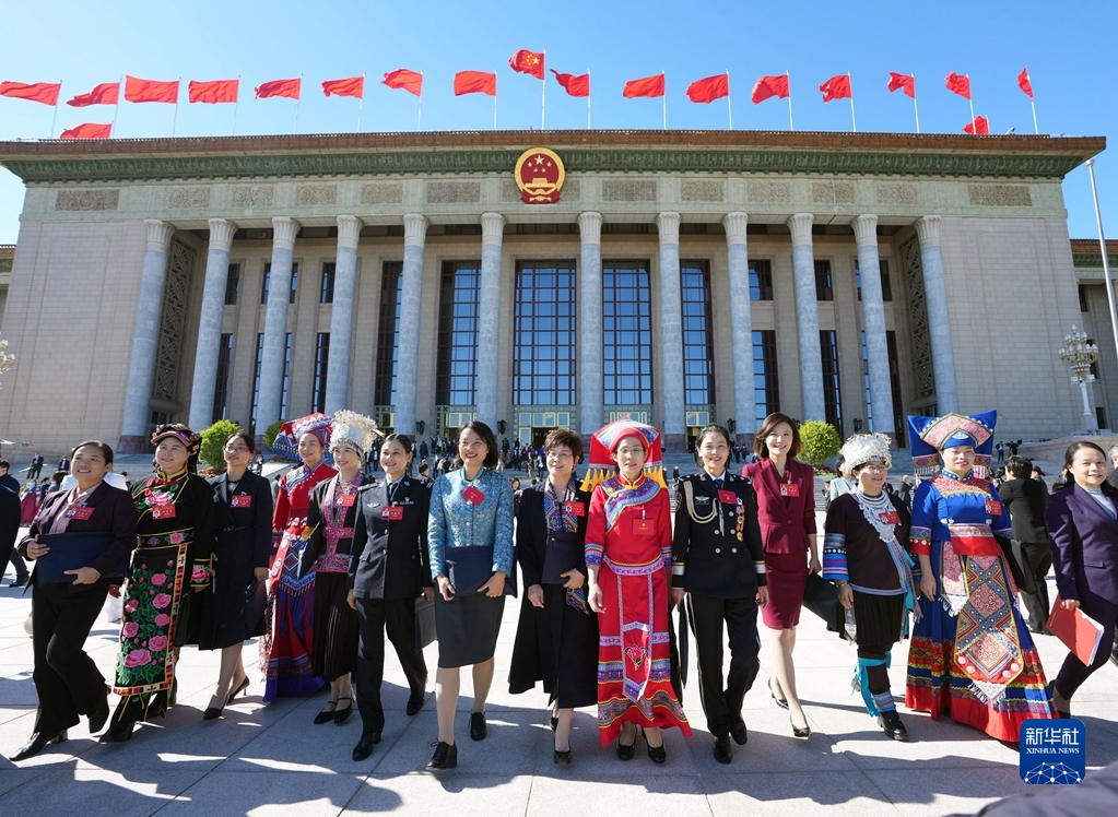 10月22日，中國(guó)共產(chǎn)黨第二十次全國(guó)代表大會(huì)閉幕會(huì)在北京人民大會(huì)堂舉行。這是閉幕會(huì)后，代表走出人民大會(huì)堂。