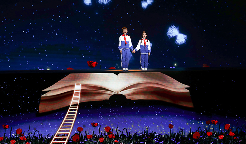 婁藝瀟、劉旖惟、李牧陽表演《大山里的小詩人》