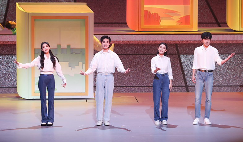 李一桐、張狄、蔣依依、范世錡表演情景歌舞《文學(xué)里的青春》