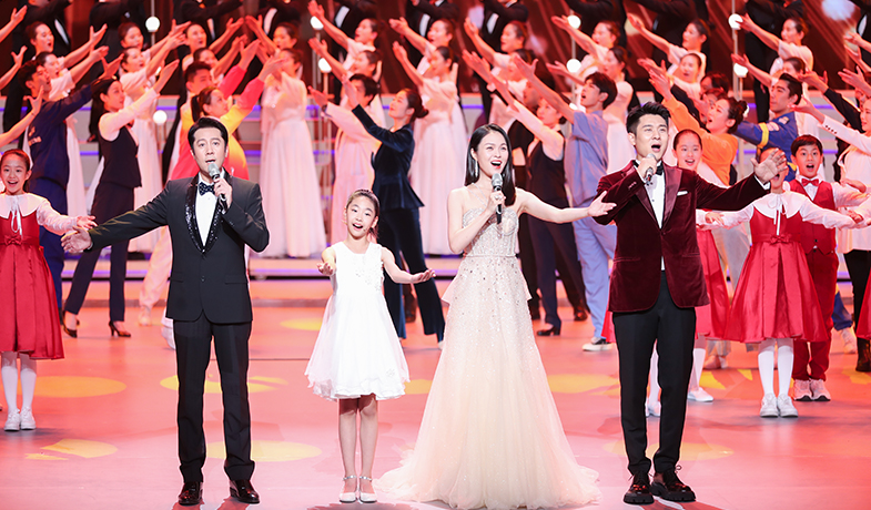 蔡國(guó)慶、龔爽、馬佳、田覓蜜演唱歌曲《新征程，我們一起遠(yuǎn)航》