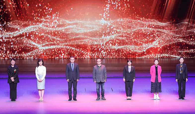 馬天牧、李亞梓、李偉長(zhǎng)、李黎、吳越、季亞婭、趙萍代表責(zé)任編輯們上臺(tái)