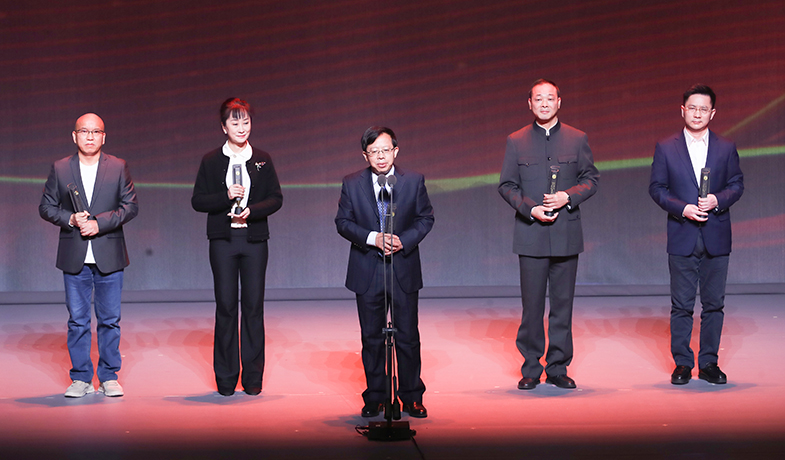 陳倉、李舫、龐余亮、江子、沈念（從左至右）領(lǐng)取散文雜文獎(jiǎng)