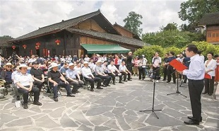 中國(guó)作家“深入生活 扎根人民”新時(shí)代文學(xué)實(shí)踐點(diǎn)授牌儀式在花垣縣雙龍鎮(zhèn)十八洞村精準(zhǔn)坪廣場(chǎng)舉行。