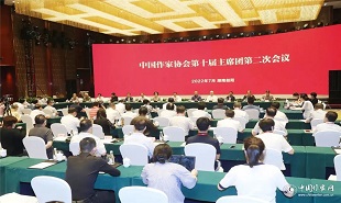 7月31日上午，中國(guó)作家協(xié)會(huì)第十屆主席團(tuán)第二次會(huì)議在湖南益陽(yáng)舉行。鐵凝主持會(huì)議、張宏森作工作報(bào)告。