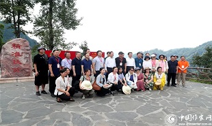 出版社、期刊社負(fù)責(zé)人在十八洞村合影