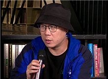 石一楓：“兵行險招”的小說　　笛安以前的小說，“我”經(jīng)常是個女孩，而這部小說雖然寫得很順，但是有其“兵行險招”之處。[詳細]