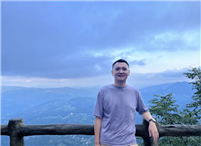 風(fēng)圣大鵬：寫接地氣的小說，方法也要接地氣如果說《山人行》是一個(gè)起點(diǎn)，《臥牛溝》就是一次在現(xiàn)實(shí)題材道路上我對(duì)自己的再度審視和突圍……[詳細(xì)]