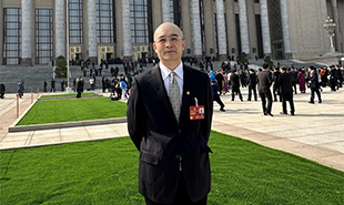 全國政協(xié)委員，中國作協(xié)黨組成員、副主席、書記處書記吳義勤
