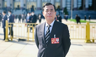 全國政協(xié)委員，中國作協(xié)主席團委員，遼寧省作協(xié)黨組書記、主席滕貞甫