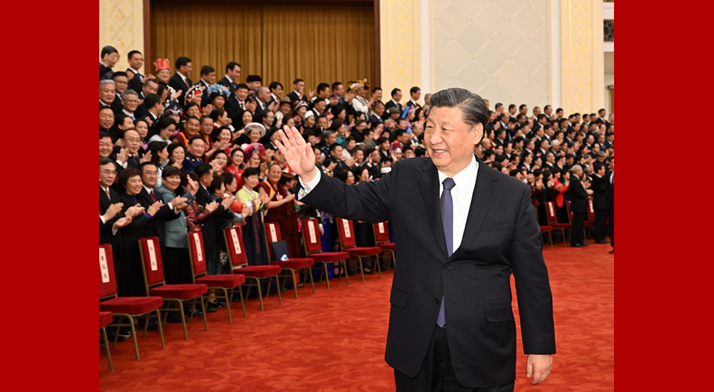 3月11日，中國人民政治協(xié)商會議第十四屆全國委員會第一次會議在北京閉幕。習近平向委員揮手致意。