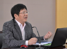 賀仲明：建構(gòu)以民間為中心的生命觀　　胡學(xué)文創(chuàng)造性地選取“傘狀結(jié)構(gòu)”，展開宋莊長(zhǎng)達(dá)百余年的歷史畫卷。[詳細(xì)]