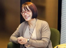 申霞艷：生如蟻而美如神　　胡學(xué)文出示的是當(dāng)代眼光，他正視并升華當(dāng)代生活經(jīng)驗(yàn)，大膽創(chuàng)造21世紀(jì)新傳統(tǒng)，這種傳統(tǒng)吸納過(guò)往，并與過(guò)往進(jìn)行激烈抗辯。[詳細(xì)]