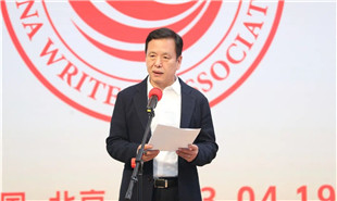 中國作協(xié)副主席、中國現(xiàn)代文學(xué)館館長李敬澤主持“作家朋友，歡迎回家——?jiǎng)∽骷一顒?dòng)日”歡迎儀式