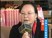 張莉：魏微有著獨(dú)特的語(yǔ)言腔調(diào)和審美方式　　魏微能夠?qū)⒆约旱膶?xiě)作納入抒情傳統(tǒng)中，每個(gè)人物的敘述都有與日常生活緊密相關(guān)的情感表達(dá)。[詳細(xì)]