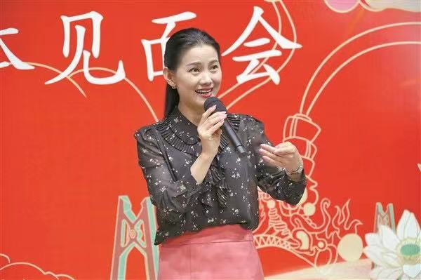 鄭芳芳在終評演員媒體見面會上進(jìn)行表演。 記者 張浩亮 攝