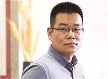 徐則臣談《金枝》：一部“還鄉(xiāng)之作”　　 在小說的一頁非常明白地寫到“金枝玉葉”四個(gè)字，我才判定這的確是寫給女性的一首頌歌……[詳細(xì)]