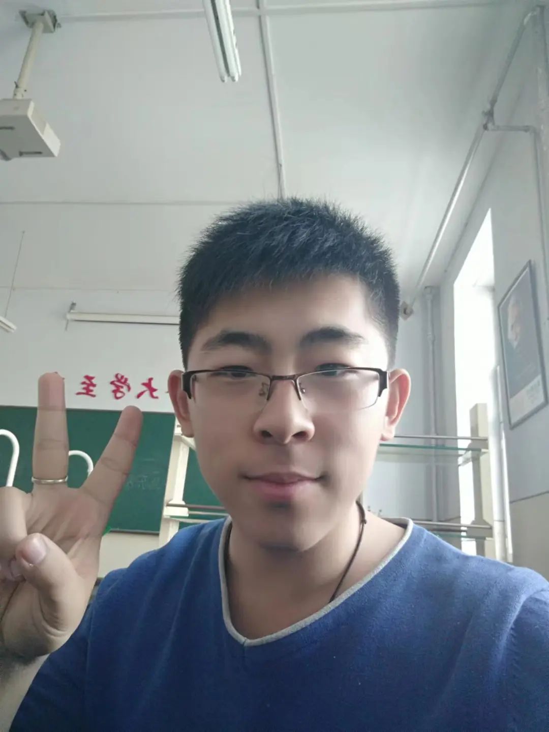 王九天，1995年生，吉林省洮南市人，中國科學(xué)技術(shù)大學(xué)化學(xué)專業(yè)在讀博士研究生。文學(xué)作品曾入選中國作家網(wǎng)原創(chuàng)頻道“本周之星”欄目。