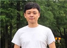 楊慶祥：李鳳群的寫作有國際視野　　《月下》為我們展現(xiàn)普通的女性，她們有著內在的生命意志，她們的精神有著復雜的維度。[詳細]
