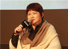 何向陽：《月下》是李鳳群的驚艷之作　　李鳳群將小說人物層層剝蝕，層層反芻，向我們道出現(xiàn)代女性生活中的罪與罰。[詳細]