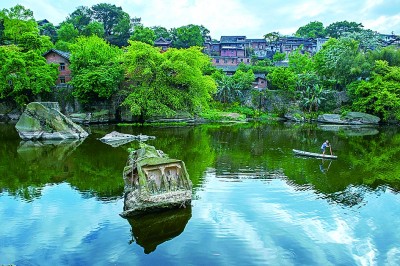 唐代造像石，位于四川省自貢市貢井區(qū)。
