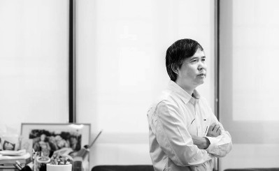 吳冠英，祖籍廣東中山，1955年生于廣西南寧，2022年去世。1982年畢業(yè)于中央工藝美術(shù)學(xué)院（今清華大學(xué)美術(shù)學(xué)院）裝潢美術(shù)系，留校任教，2005年參與建立清華大學(xué)美術(shù)學(xué)院信息藝術(shù)設(shè)計(jì)系，開設(shè)動畫設(shè)計(jì)專業(yè)。著有《動畫美術(shù)設(shè)計(jì)》《童趣二十四節(jié)氣》等，以及連環(huán)畫作品《帶閣樓的房子》《邦斯舅舅》《古都》等。圖片由作者提供