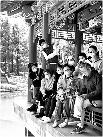 吳冠英（前排右一）在給學(xué)生上課。圖片由作者提供