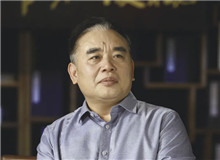 王躍文：我用老百姓的語言寫老百姓的生活　　我的文學語言的來處，一個就是我們自己的本民族的文學經典，再就是當?shù)乩习傩盏恼Z言……[詳細]