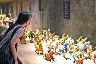 游客在河南洛陽朝陽鎮(zhèn)南石山村的唐三彩作品陳列展示館內(nèi)參觀。新華社發(fā)