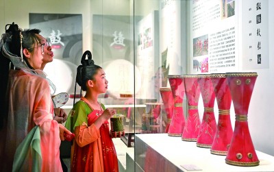游客在陜西西安市鐘鼓樓博物館參觀鼓文化展。新華社發(fā)