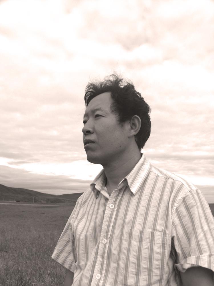 汪渺，一級(jí)文學(xué)創(chuàng)作、中國作家協(xié)會(huì)會(huì)員、天水市作家協(xié)會(huì)主席、天水市藝術(shù)研究院院長(zhǎng)。在《十月》《飛天》《詩選刊》等發(fā)表百余首詩歌。長(zhǎng)篇小說《雪夢(mèng)》被《十月》推出，獲第三屆甘肅省黃河文學(xué)獎(jiǎng)；長(zhǎng)詩《創(chuàng)世紀(jì)》獲第二屆《飛天》十年文學(xué)獎(jiǎng)；散文《詩人老鄉(xiāng)》獲全國孫犁散文一等獎(jiǎng)；萬行長(zhǎng)詩《白馬史詩》獲第五屆中國長(zhǎng)詩獎(jiǎng)、甘肅省第十屆敦煌文藝獎(jiǎng)、第二屆大巴山文藝推優(yōu)工程優(yōu)秀詩歌獎(jiǎng)。